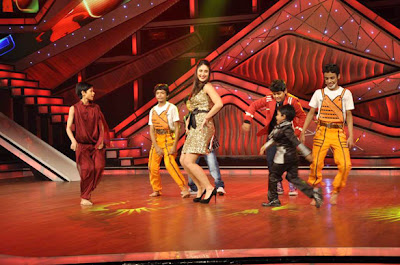 Kareena Kapoor on the sets of ZEE TVs Dance Ke Superstar