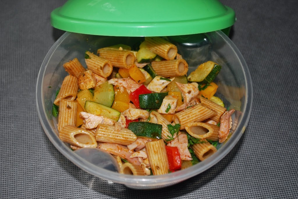 Kuchnia Josi Lunch box. Sałatka z makaronem, kurczakiem i warzywami