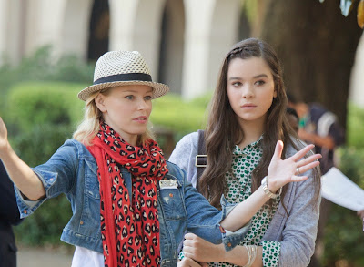 Elizabeth Banks and Hailee Steinfeld on the set of Pitch Perfect 2