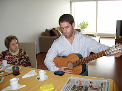 ALAN TOCA GUITARRA Y CANTA MUY LINDO