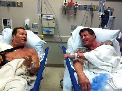 Sylvester Stallone e Arnold Schwarzenegger no hospital