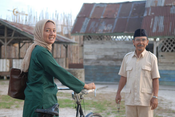Guru Dalam Film Laskar Pelangi | biografi bu muslimah laskar pelangi sosok guru teladan Guru Dalam Film Laskar Pelangi | biografi bu muslimah laskar pelangi sosok guru teladan