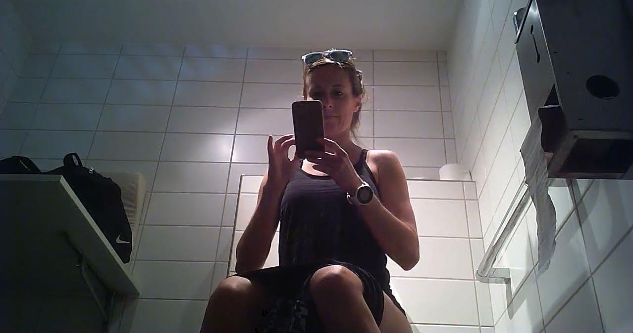 Скрытые камеры в женском туалете снимают очень красивых девушек с шикарными попками