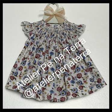 Vestido floral bordado em ponto smock