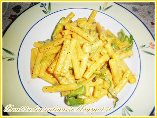 Pasta alle zucchine, zafferano e semi di papavero