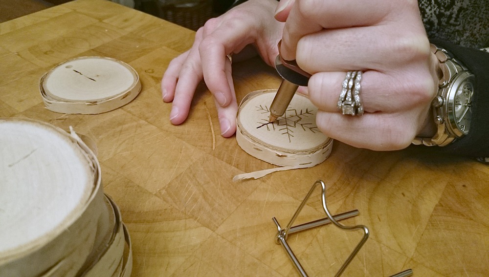 DIY Wood Burned Birch Slice Ornaments Dans le Lakehouse