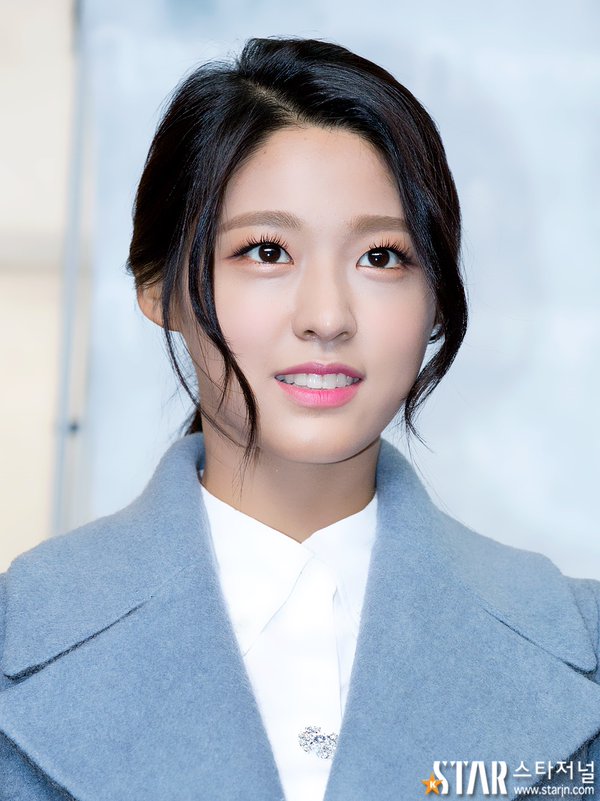 AOA's Seolhyun shows her angelic smile at the fansign