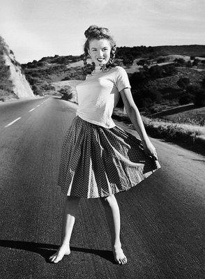 http://1.bp.blogspot.com/-tUe9p4P44ww/TsV3nqvqYVI/AAAAAAAAA7Y/CSP-o4FYTtw/s640/Marilyn3.jpg