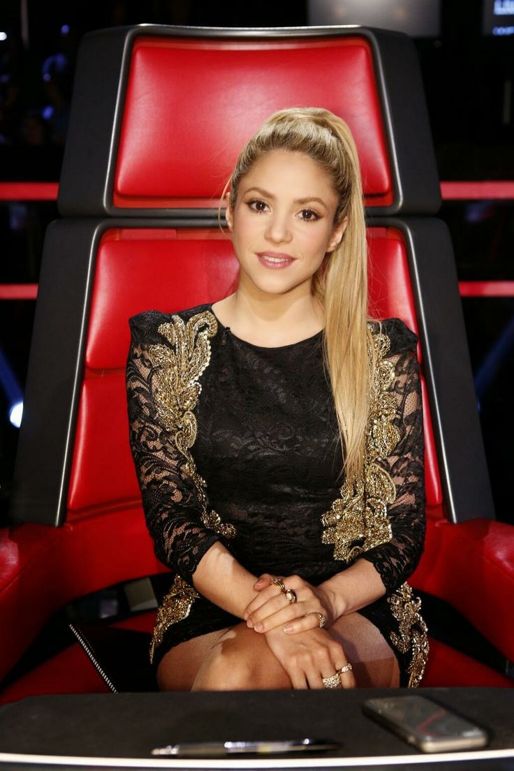 Short Celebrities: Shakira's height is 5 ft 1.5 in (156 cm)