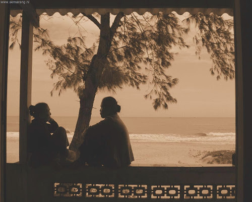 Wanita di tepi pantai