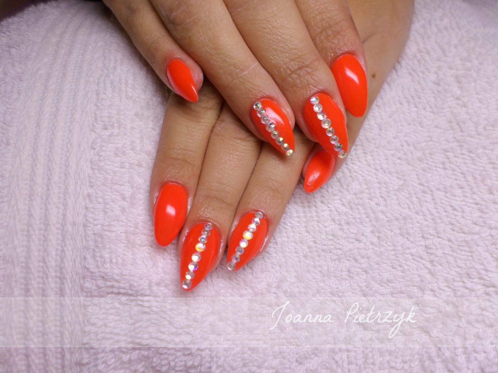 Stylizacja Paznokci Czerwony Neon