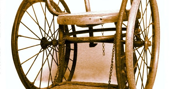 Rollstuhl NEWS: Zwei Antik- Rollstühle von Rollstuhl Shop in Wuppertal.