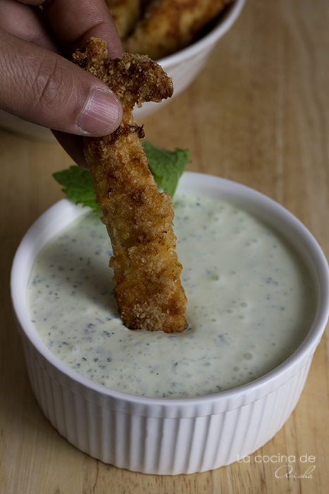 Fingers De Pollo Rebozados En Coco Y Sésamo Con Yogurt A La Menta
