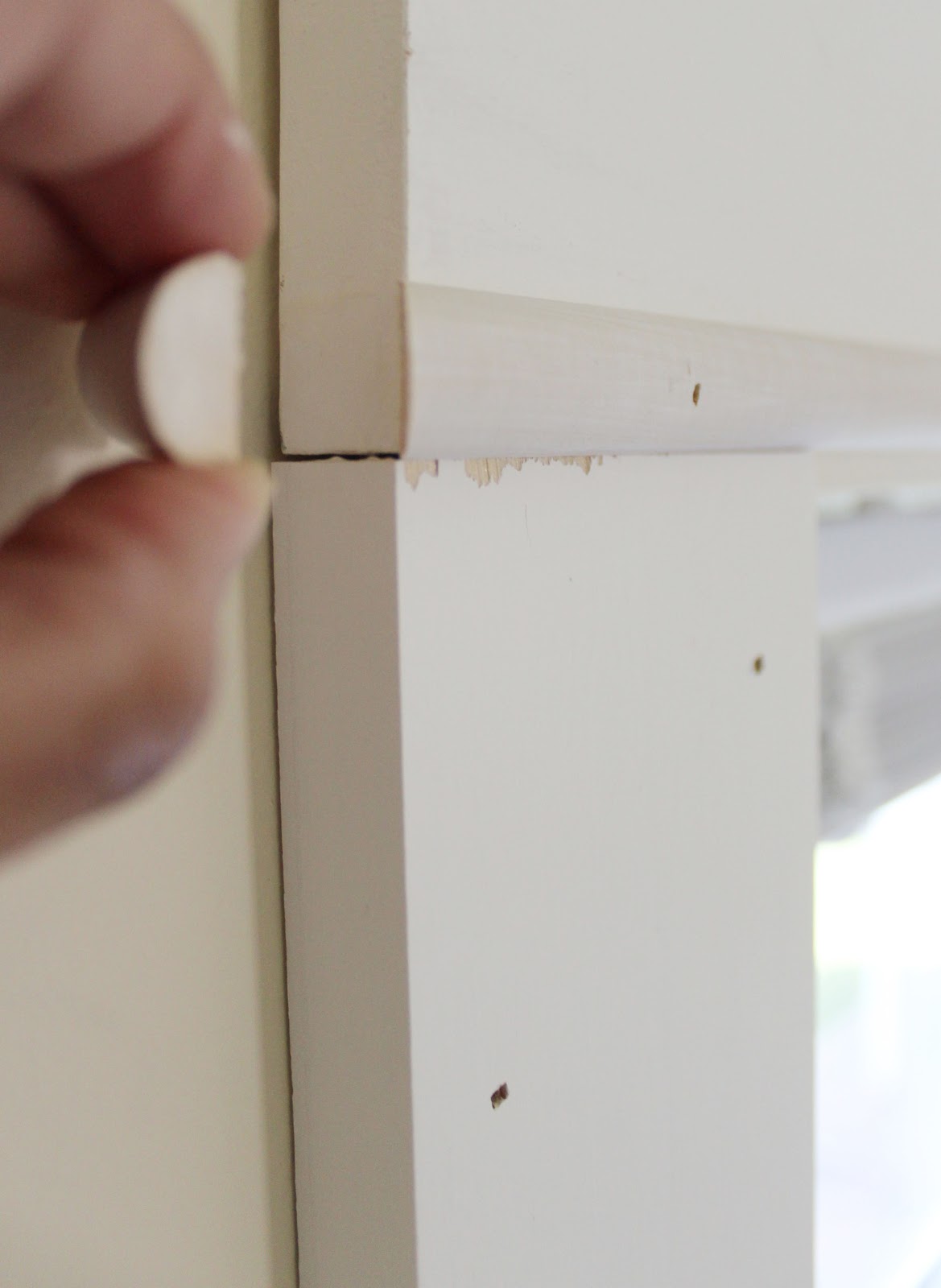 How to Install Trim on a Double Window Remodelando la Casa