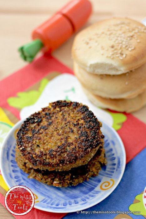 veggieburger di farro e carote con panini fatti in casa - spelt and carrots veggieburgers with home-made burger buns