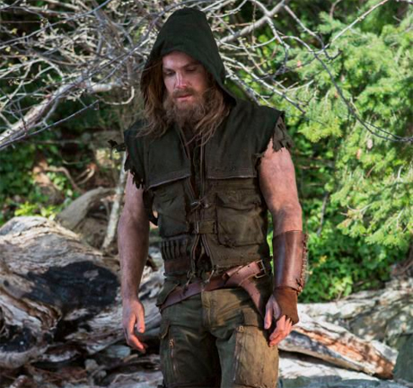  Stephen Amell convence de momento como Oliver Queen