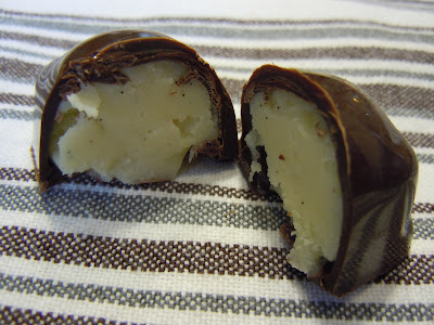 Praline au chocolat noir fourrée à la crème fraiche vanillée