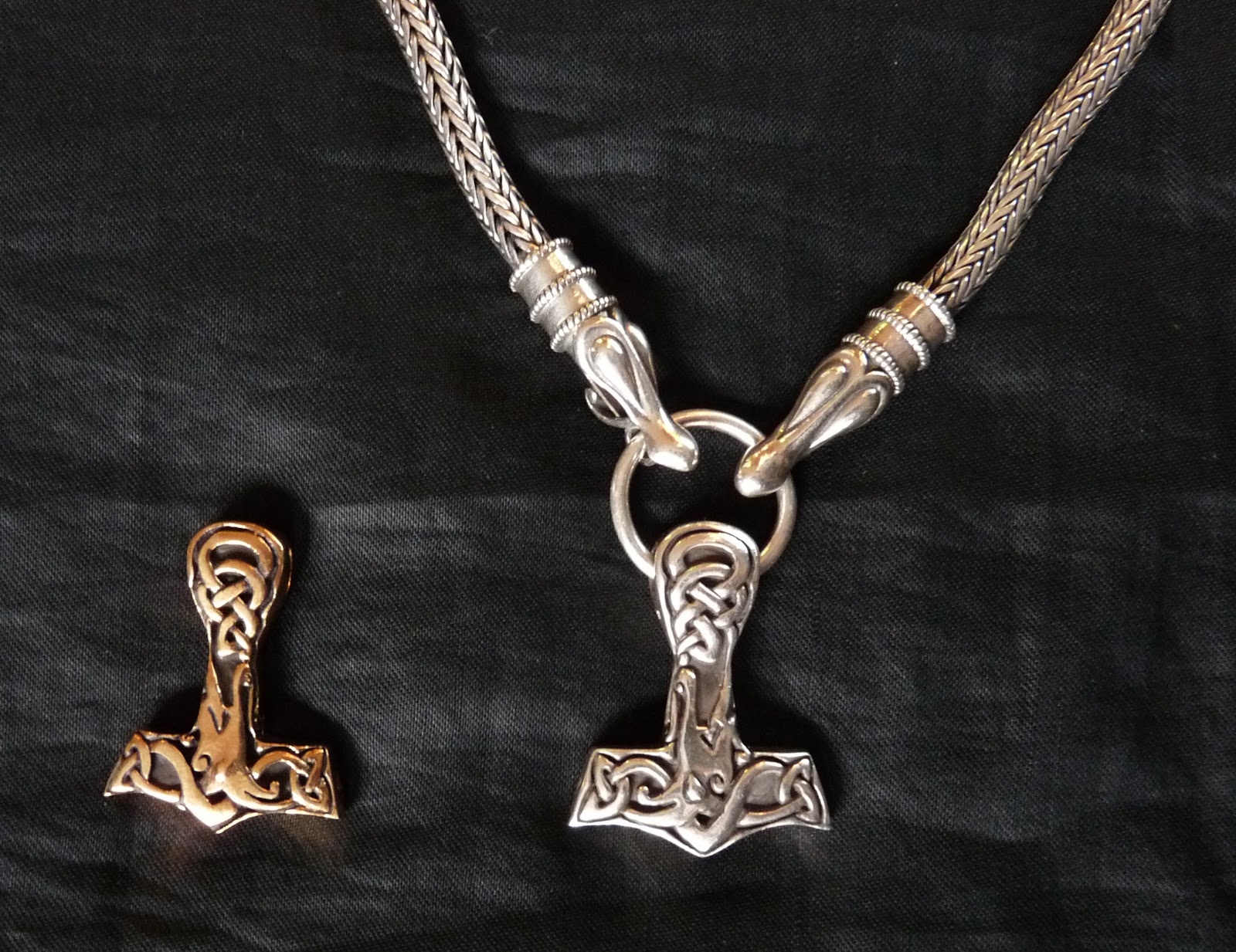 What kind of Viking knitting techiq is used here??? Lampwork Etc.