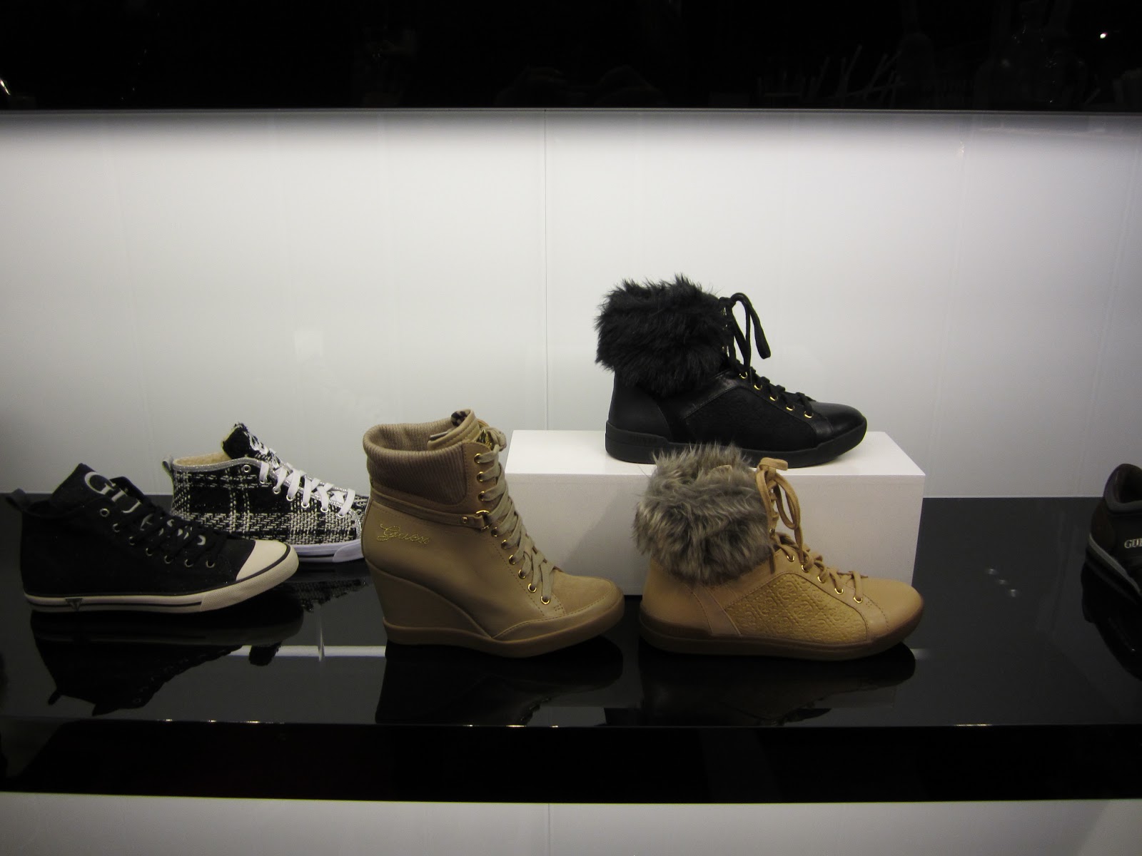 fashion4who opening Guess Shoes &amp; Accessoiries store