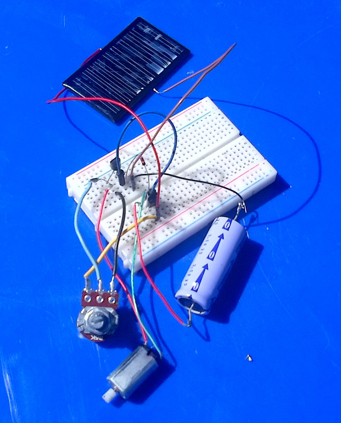Électronique en amateur: Moteur électrique alimenté par énergie solaire  (1): la solution Zener
