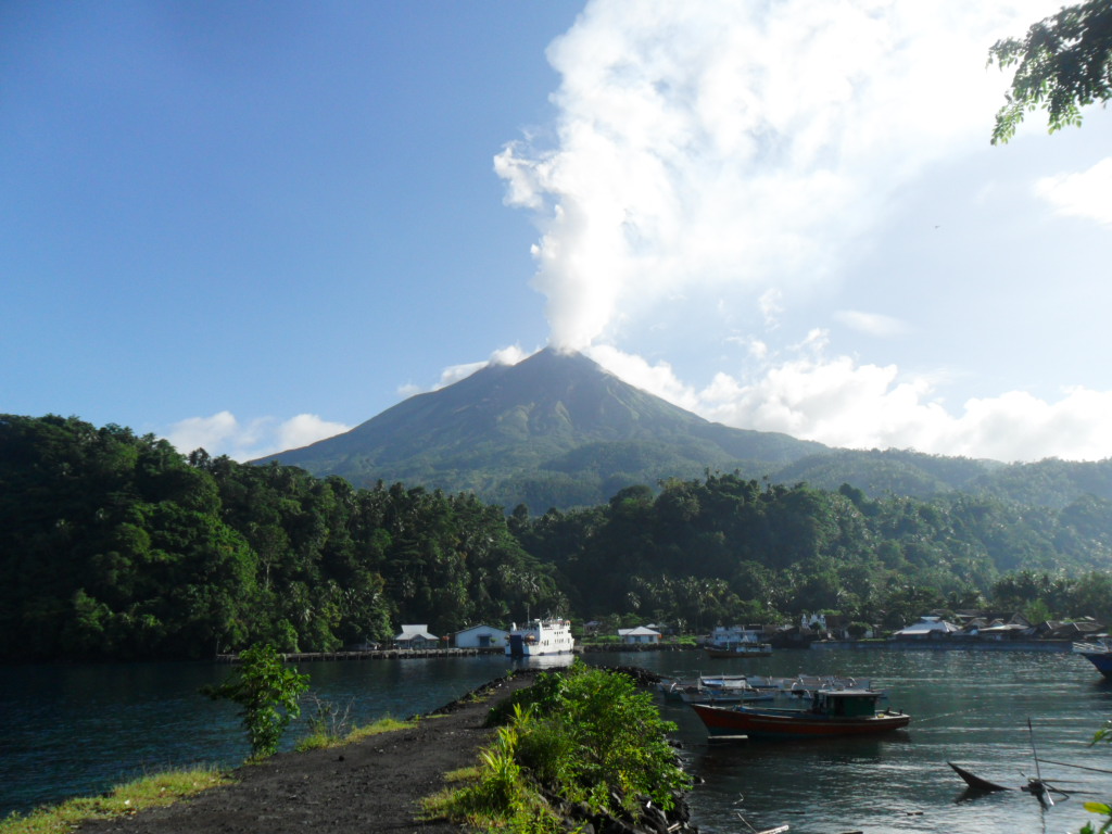 EDDIE DANDEL: Gunung Api Karangetang di Siau