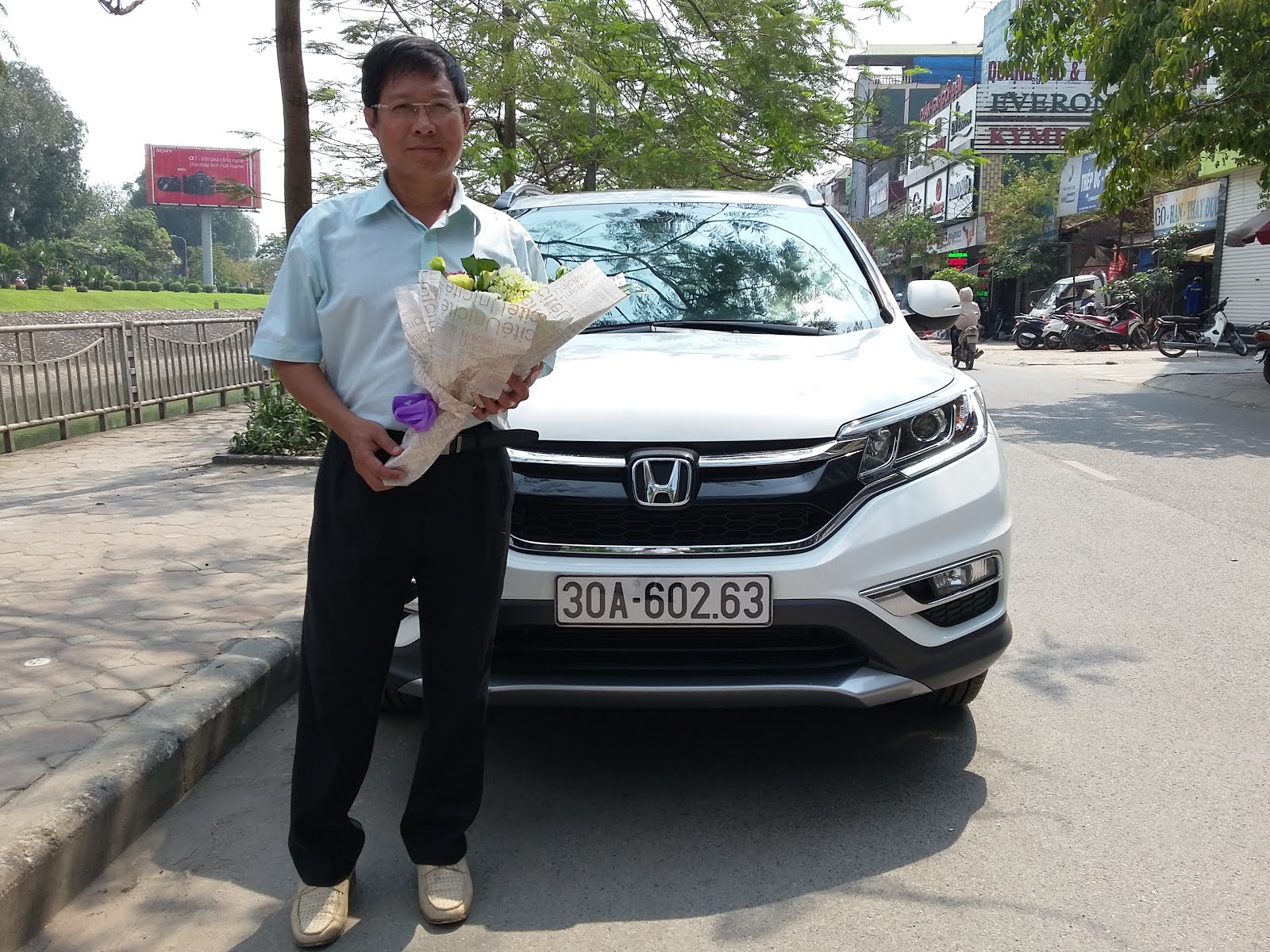 Khách Hàng Vui Vẻ Nhận Xe Honda CRV