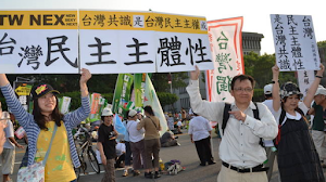 20110904 陳立民 Chen Lih Ming (陳哲) 與戰友在下張照片中在凱道高舉創作之「台灣民主主體性」為台灣國家原理看板。陳立民將道德定義為「尊重人的主體性」與「尊重人性尊嚴」。