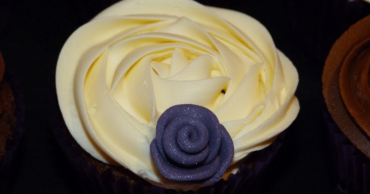 Small Cakes Fondant Ribbon Roses Tutorial