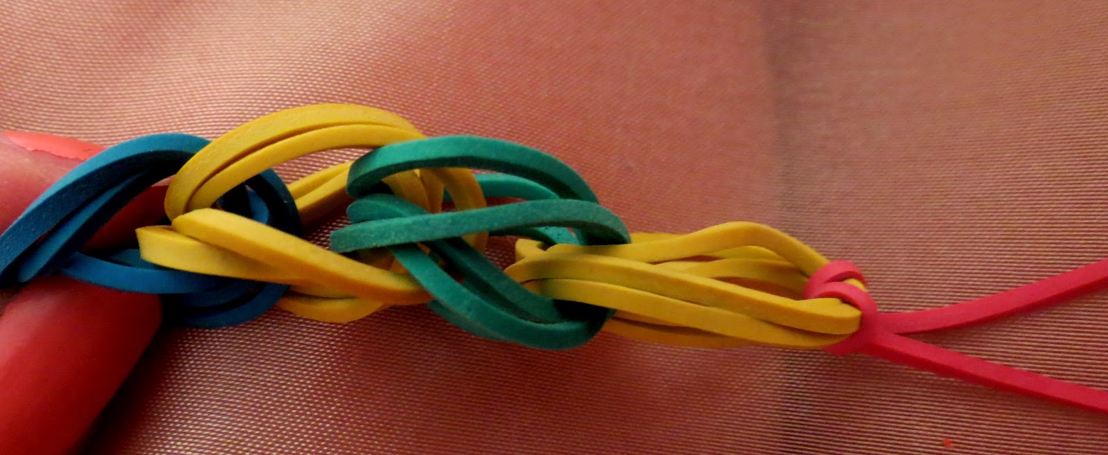 Our Little Artspot Как да си направим нещо красиво от гумени ластичета