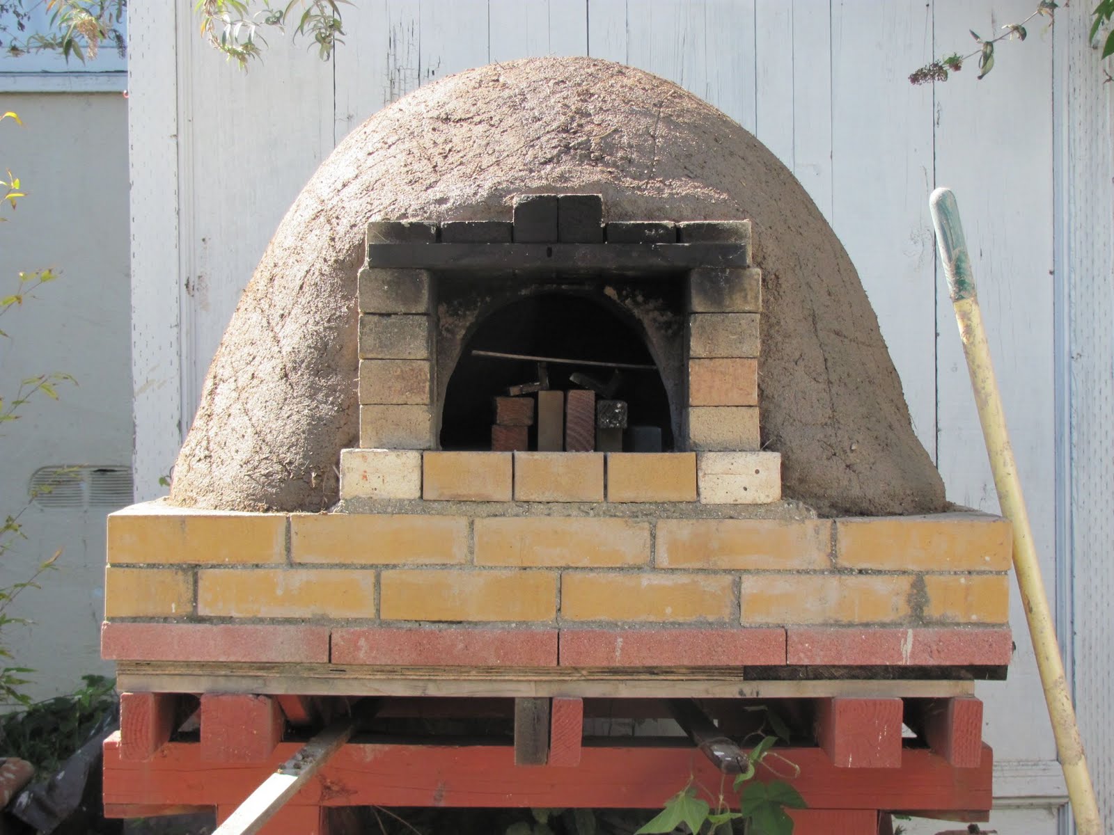 LACRIME Di ROSPO: Pizza Oven--Insulating with cob/adobe