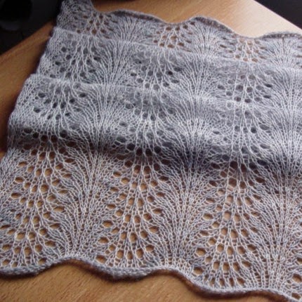 We Like Knitting: Feather and Fan Short Scarf - Free Pattern