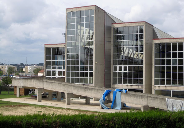 La piscine Tauziet, stade nautique de Meaux - Beauval.  Architectes: Henri-Pierre Maillard et Paul Ducamp  Construction: 1972