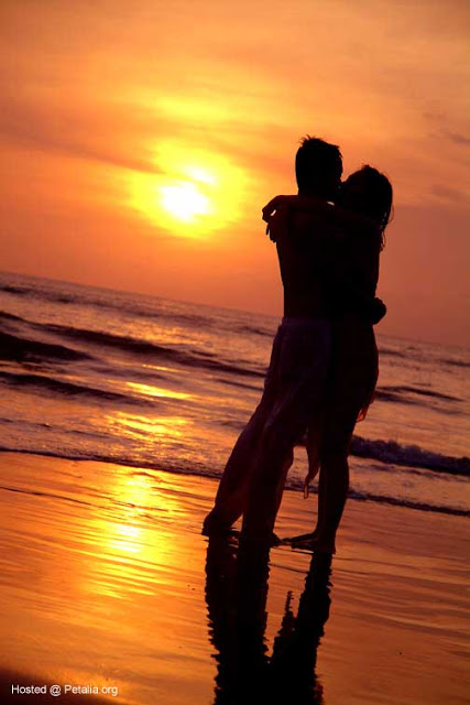 Ảnh tình yêu lãng mạn - 2 người hôn nhau hoàng hôn trên biển