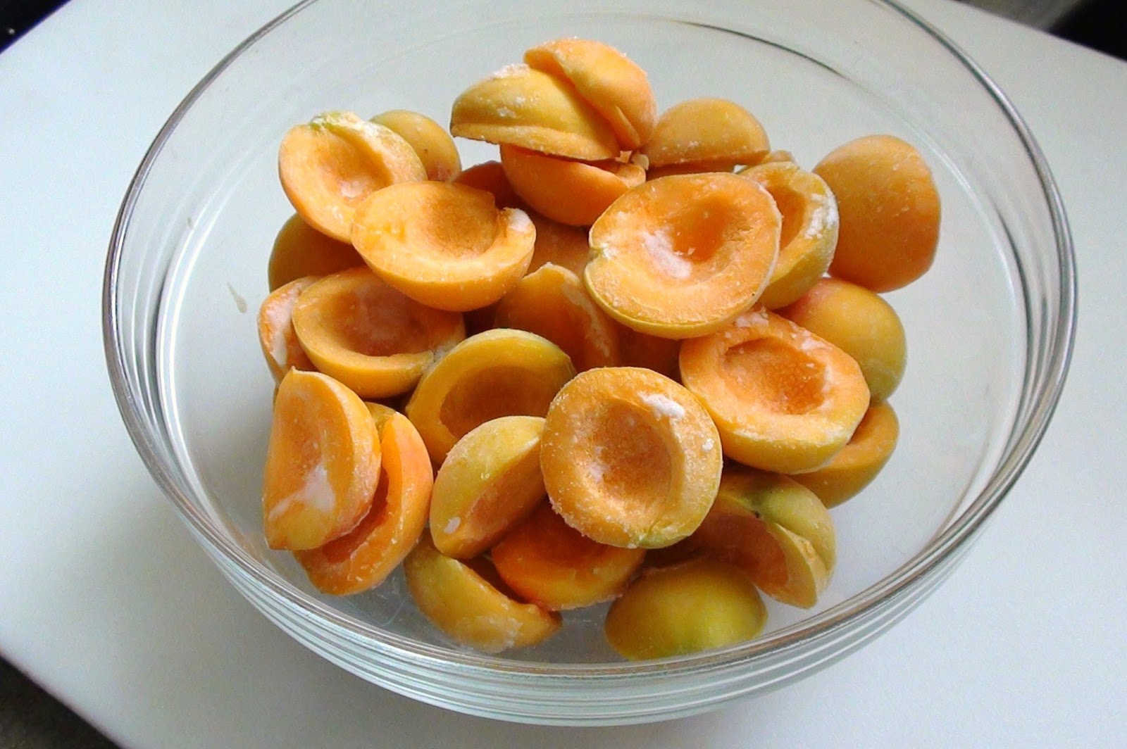 zsuzsa is in the kitchen FREEZING APRICOTS