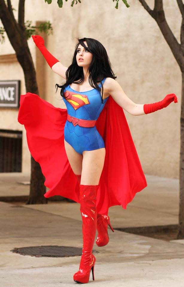 Super Mary Face Cosplay's Super Woman.