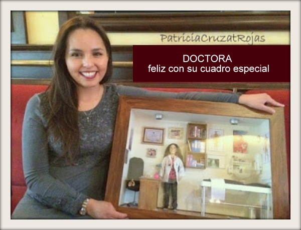 DOCTORA feliz con su cuadro personalizado