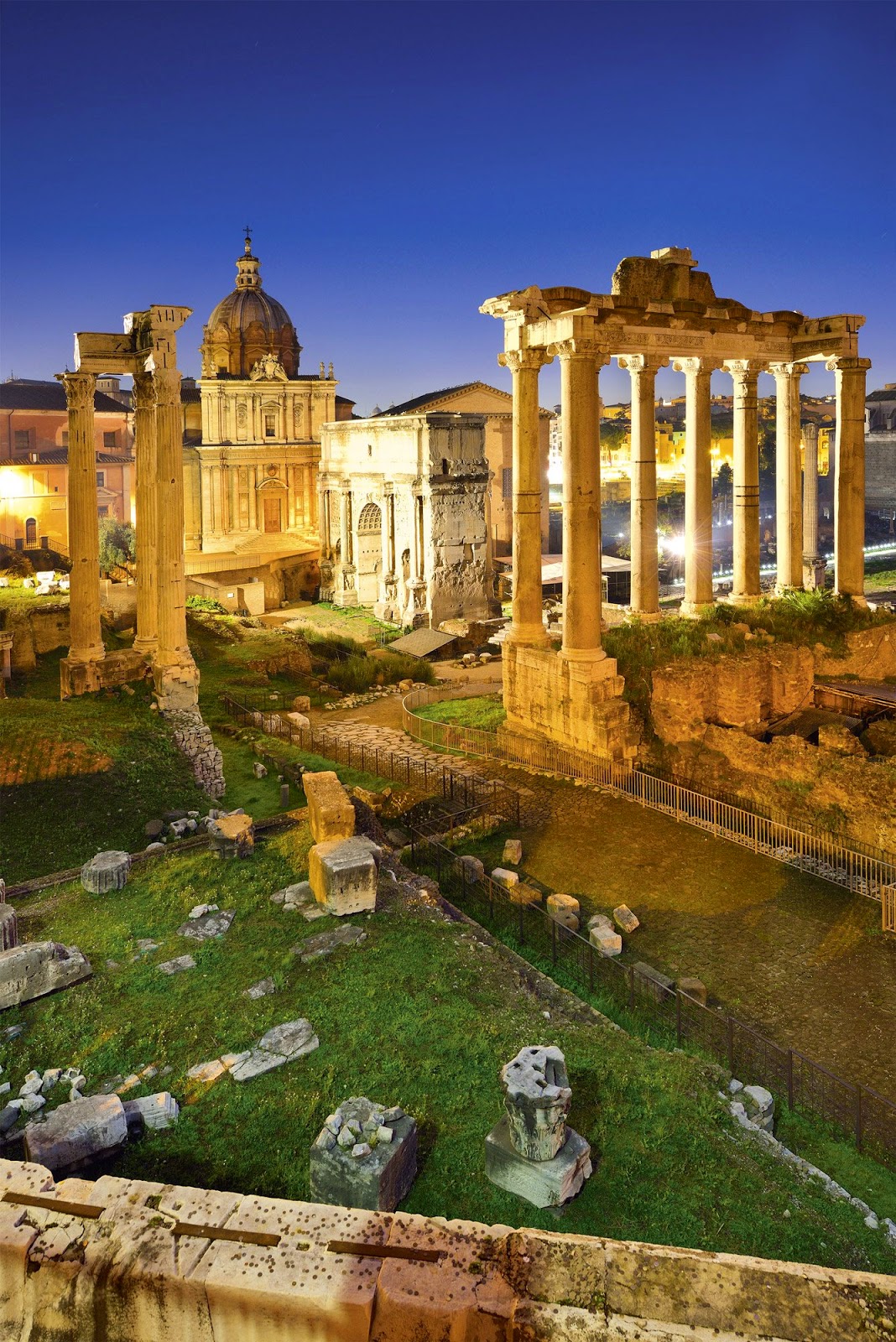 Foro romano- A la izquierda, el templo de Vespasiano y Tito; en el centro, el templo de Saturno. Foro romano- A la izquierda, el templo de Vespasiano y Tito; en el centro, el templo de Saturno.