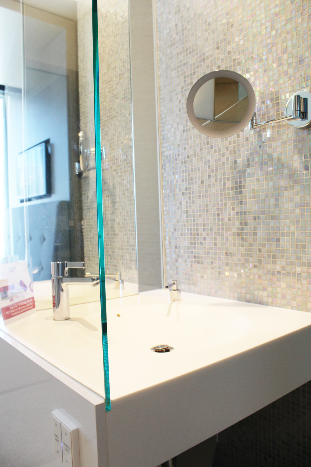 lusterko do makijażu łazienkowe,mozaika zmieniająca kolor,przeszklona łazienka,cudowne łazienka w hotelu spa