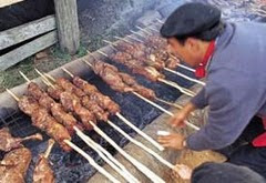 FAÇA O CHURRASCO COM CARVÃO OU LENHA