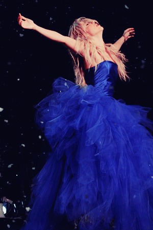 Um vestido azul, poucas luzes e neve caindo do cÃ©u, fazem parte do ...