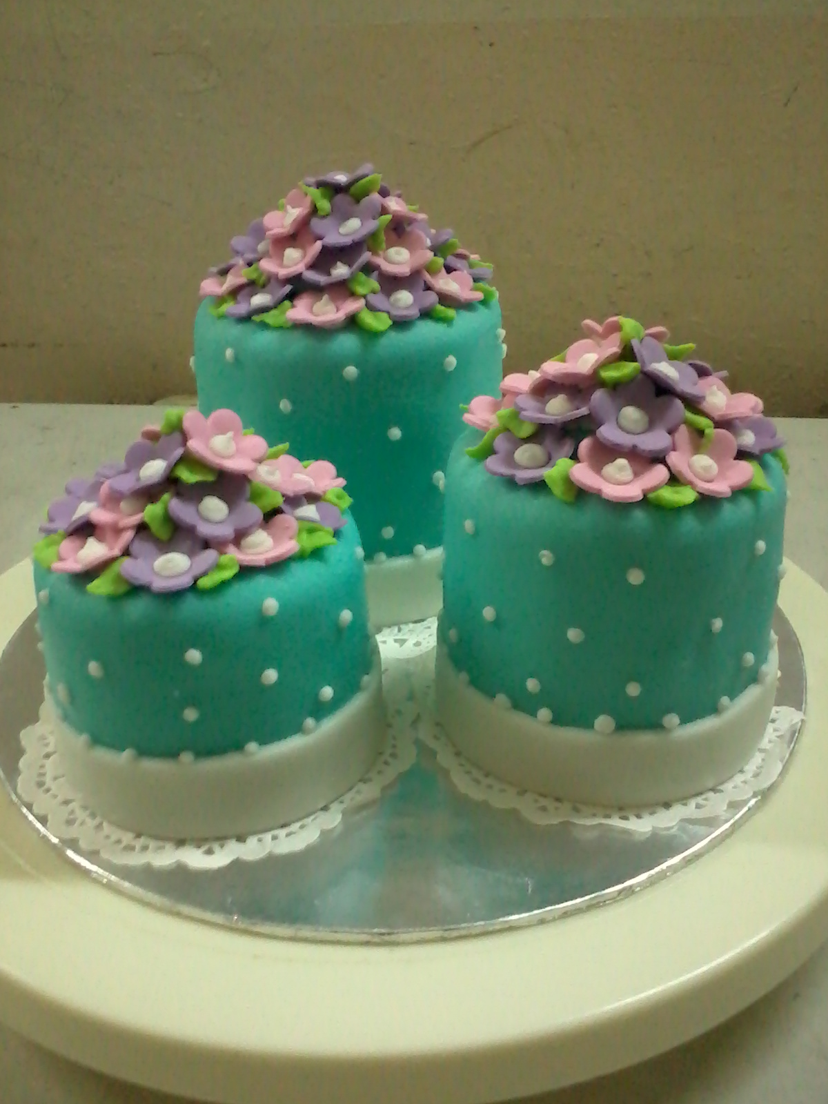 jujucupcakes Tiffany blue mini cakes and elegant wedding cake