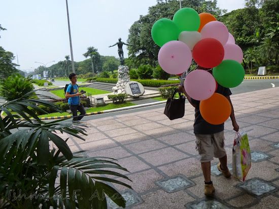 Pamangkin carrying our balloons in UP Diliman