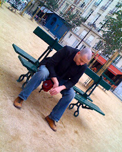 Sittin' in a park in Paris, France...