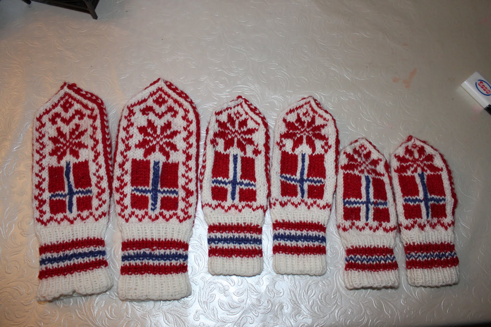 votter med norsk flagg oppskrift votter med norsk flagg oppskrift