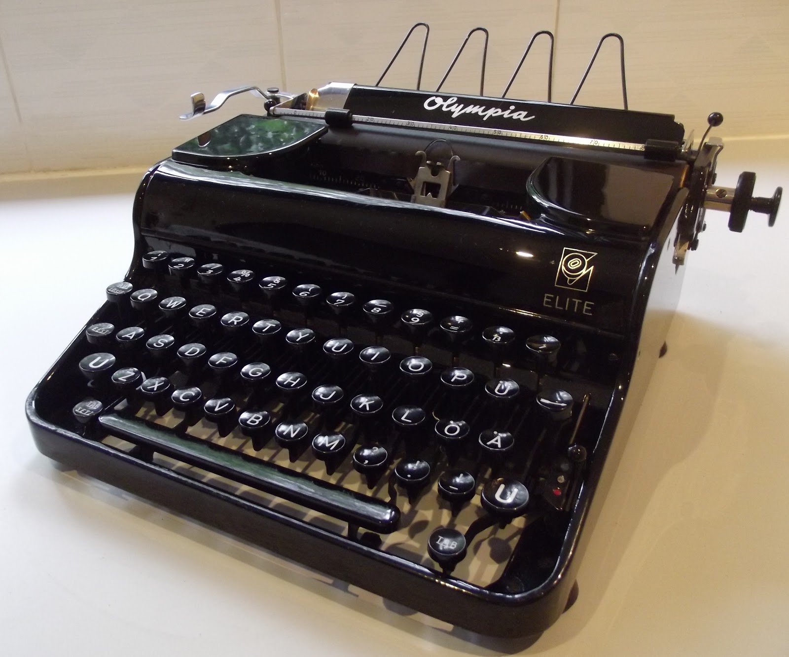 oz.Typewriter: Olympia Elite Portable Typewriter: Schwarz Schönkeit