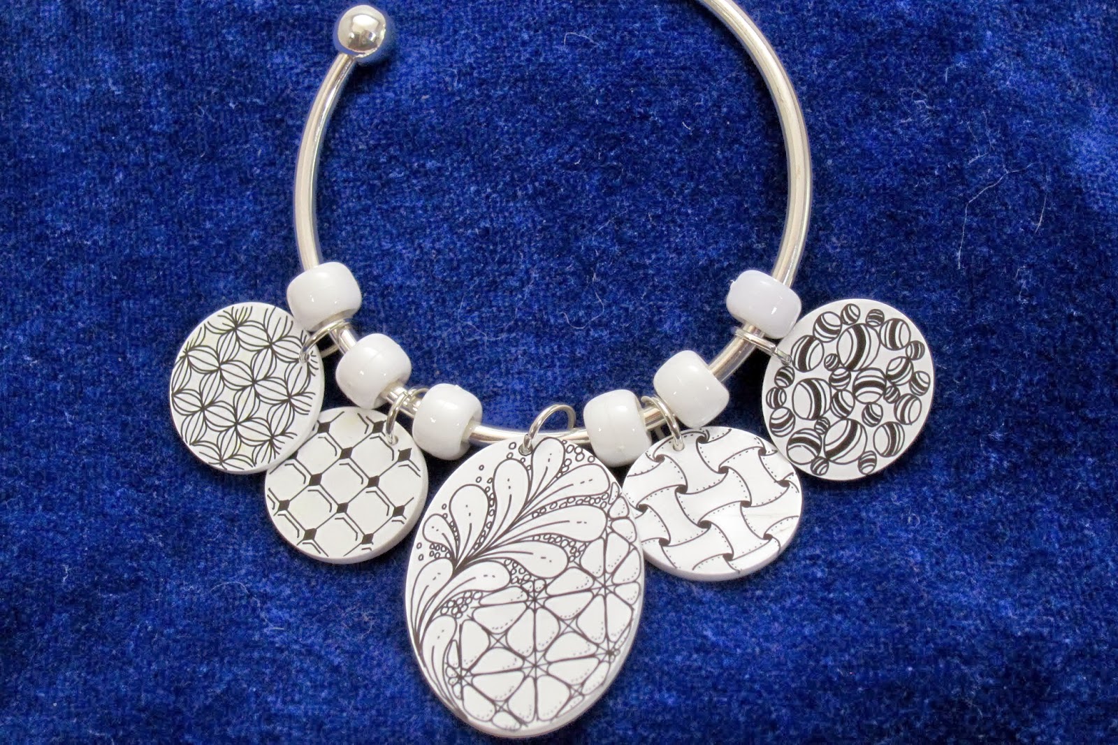 Sue's tangle trips Zentangle jewelry class
