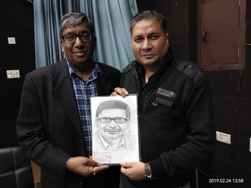 आदरणीय विनोद प्रकाश गुप्ता जी को उनका बनाया पेन्सिल स्केच भेंट करते हुए चित्रकार संजय कुमार गिरि चि
