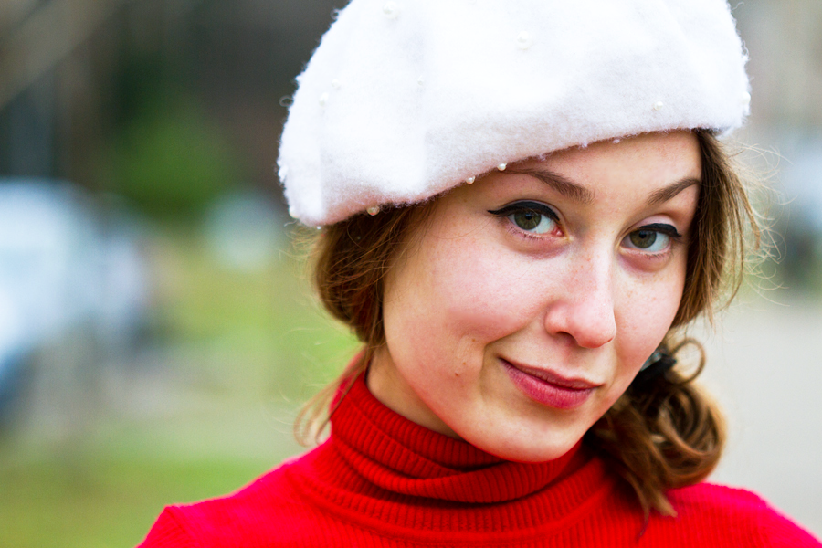 Блог Marina Sokalski (Марины Сокальски) : девушка в белом берете улыбается