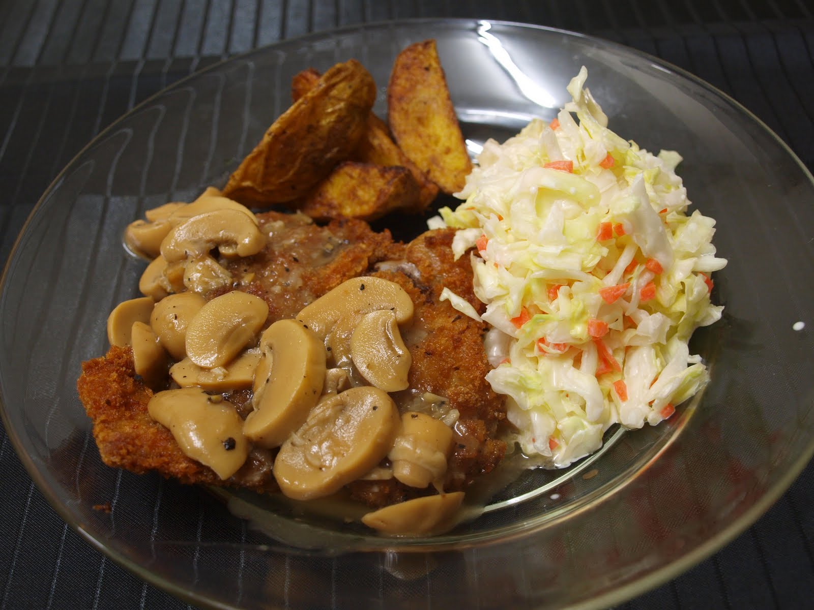 dan disinilah sejarah tercipta.... resepi chicken chop and mushroom sauce