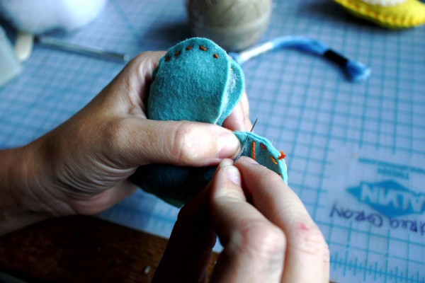 DIY corações de feltro para lembrancinha de chá de panela